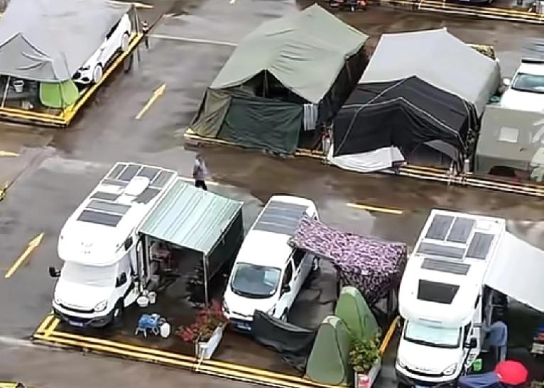 这样的事情真该好好管理一下广西北海很多朋友发现，在公共车位上来了很多房，车在这