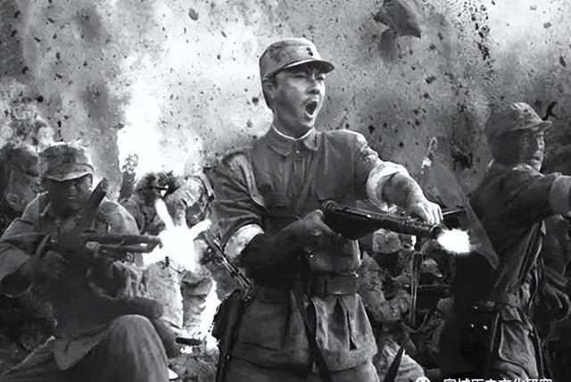 1944年，日军特务抓住了新四军的情报员丁咸玖。但是当特务举着滋滋冒烟的烙铁，走