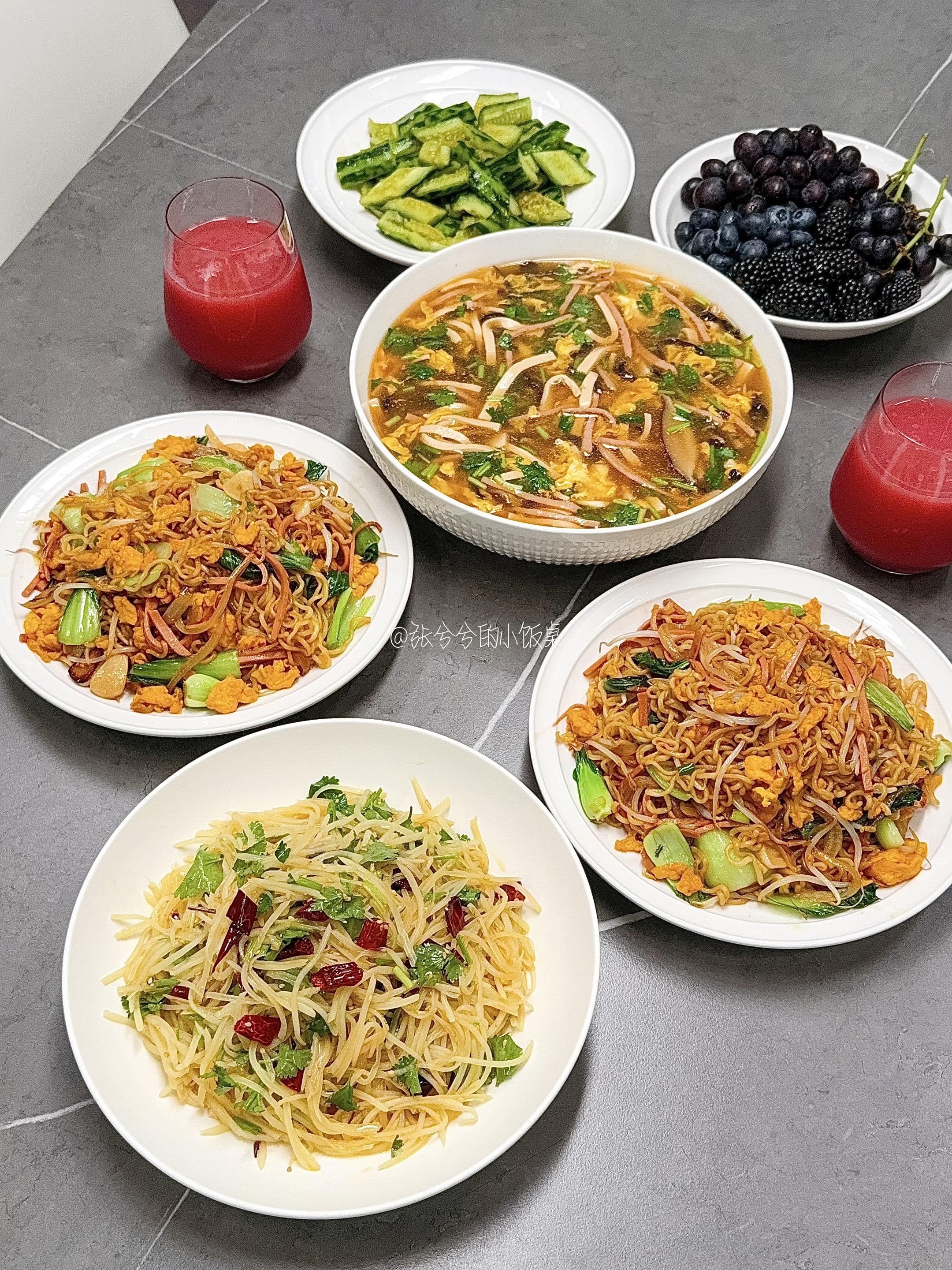 🌿今日美食分享。❶【炒方便面】 ❷【酸辣汤】 ❸【凉拌土豆丝】 ❹...