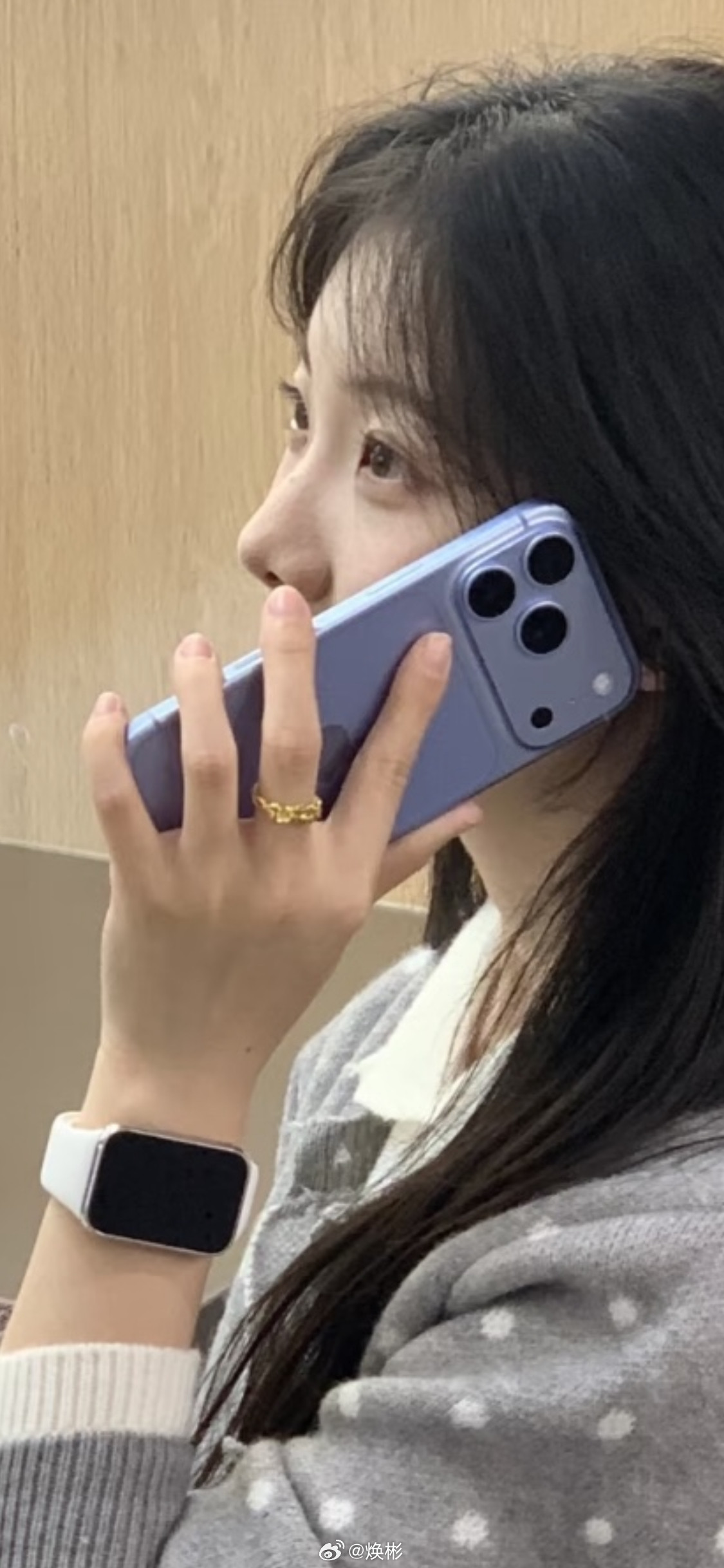 你说什么？大声点，我的iPhone18ProMax2TB冰川蓝听不见。