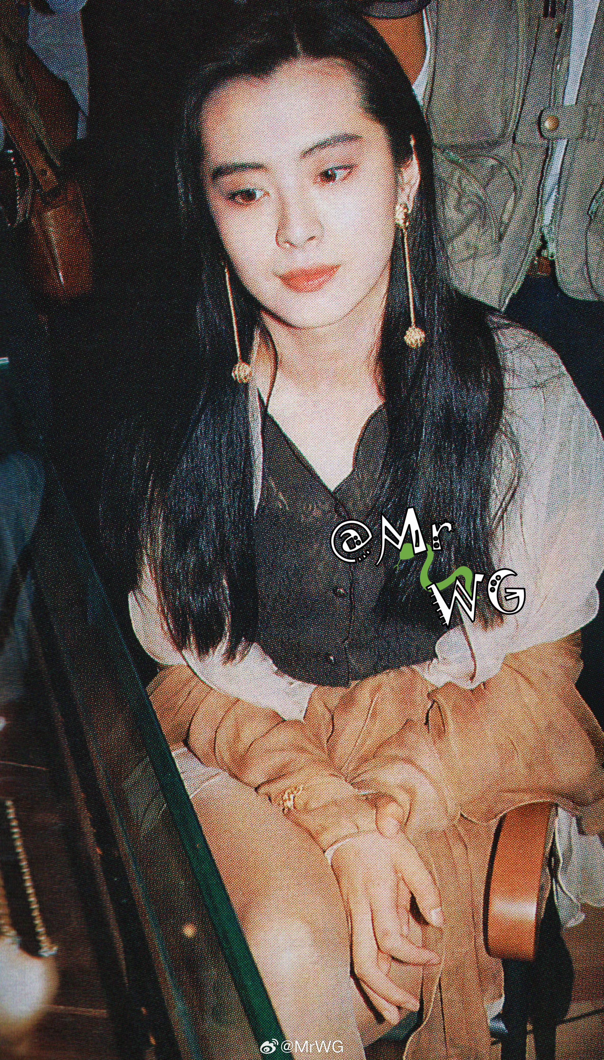 王祖贤独家扫描娟好的长发，王祖贤王祖贤的招牌，像锦织的黑缎🖤、墨染的云丝☁