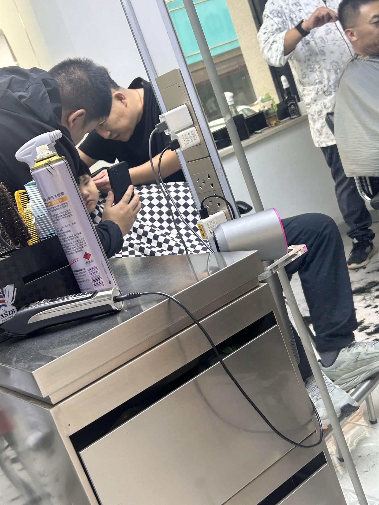 我是服了现在有的家长，孩子理个发，还要拿着手机伺候？且不说累不累，孩子的眼睛能受