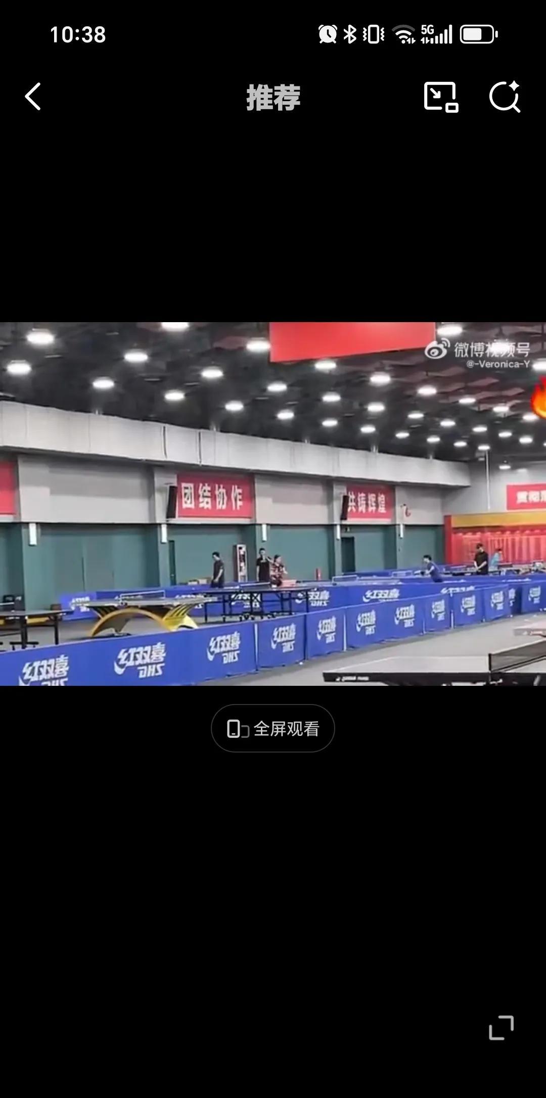 除了杨广弟教练应该没有人更疼莎莎。孙颖莎假期在体育总局加班训练，杨广弟教练一直在