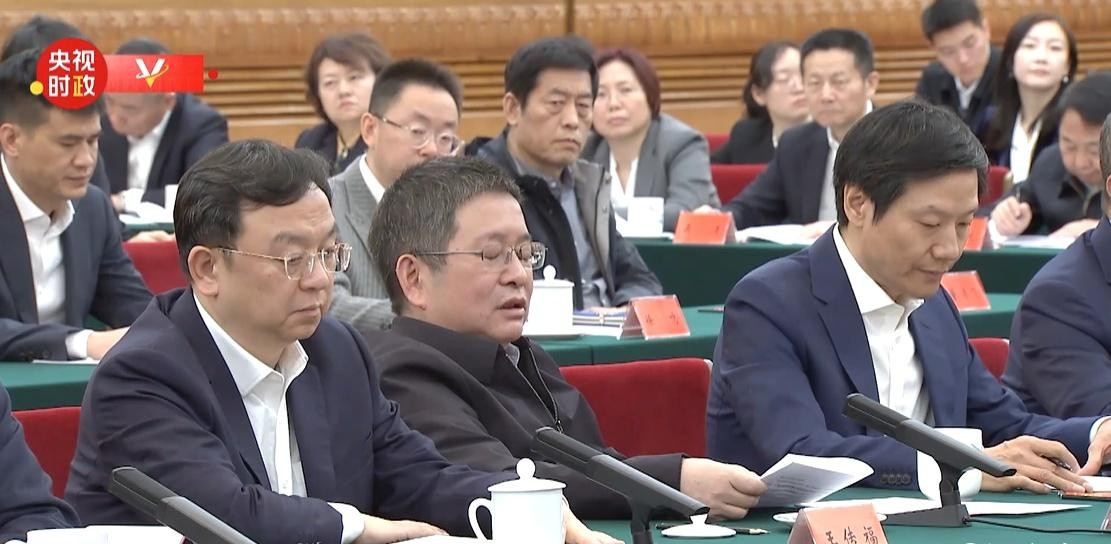 中央召开民营企业座谈会，为今后工作指明方向，刘永好坐第一排最中间，左边是王任正非