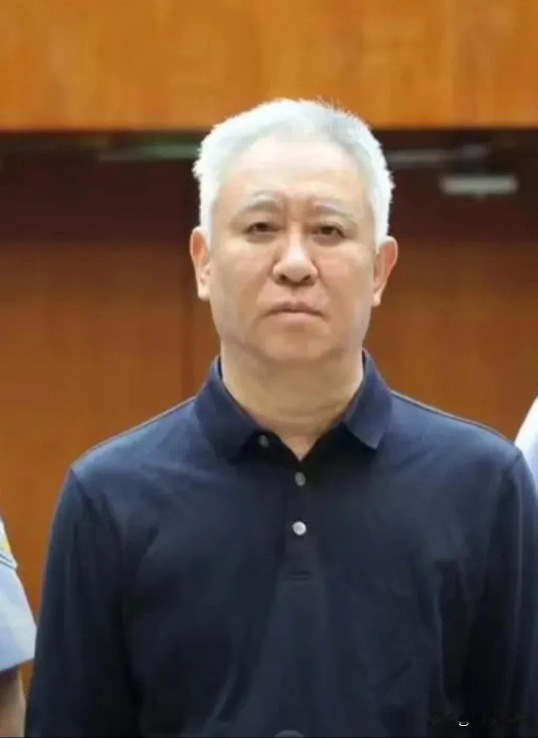 许家印一审被判无期的消息刷屏了！法庭上的许家印，67岁，头发眉毛全白，跟当年意