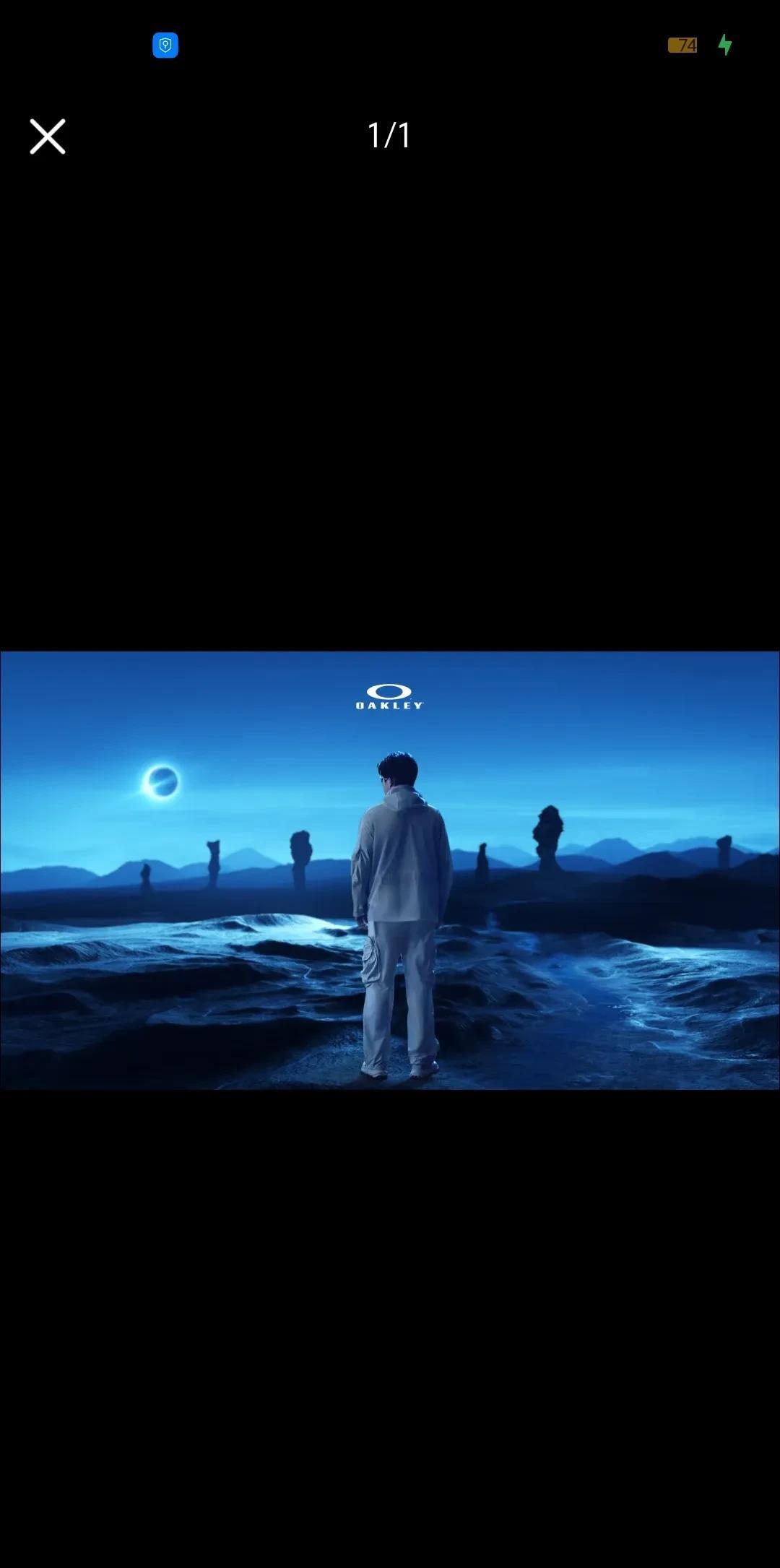 楚钦老师身上就没有一块地方是浪费的，多哈开始戴墨镜，美满这次又戴了一款造型独特的