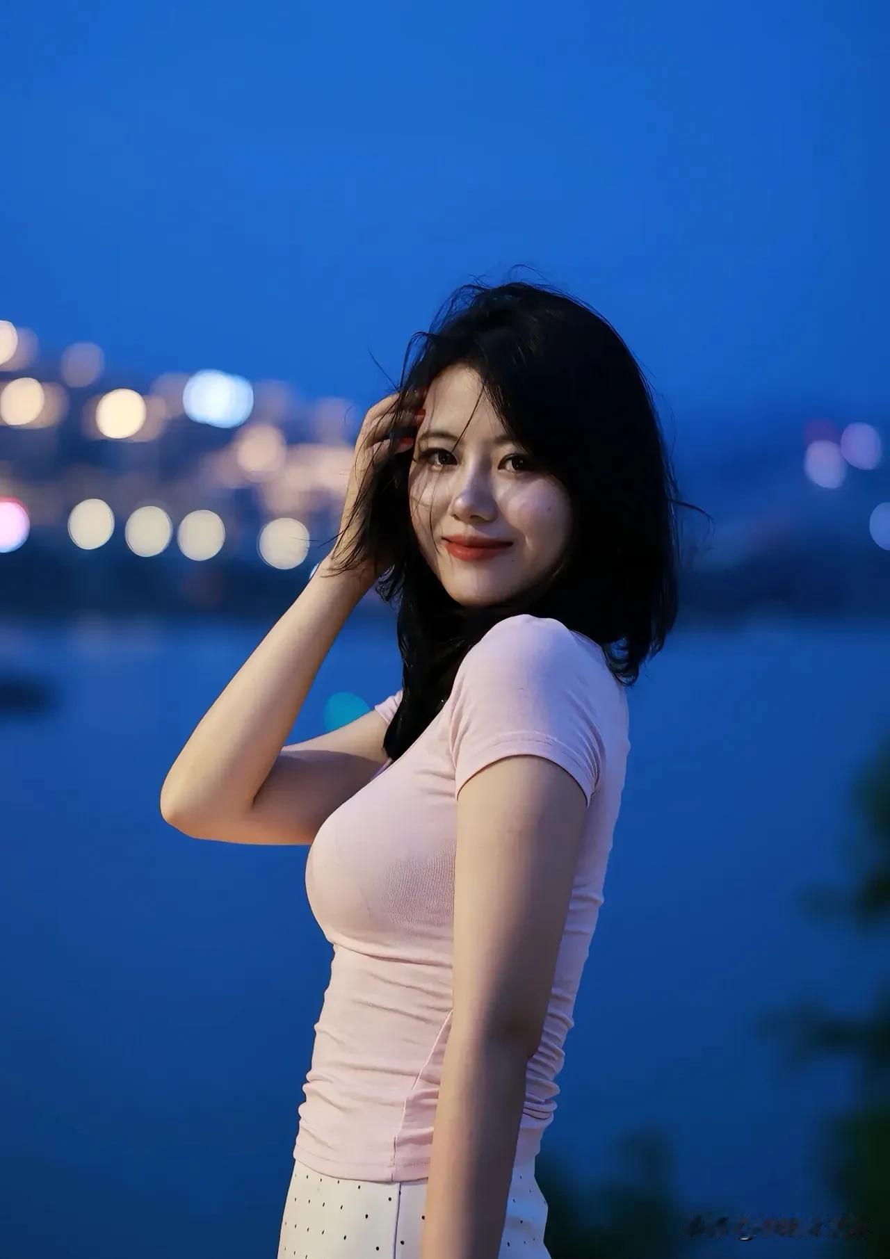 夜海温柔，浪花轻吻沙滩女孩海边漫步，发丝随风飘散远处灯塔闪烁，心随潮