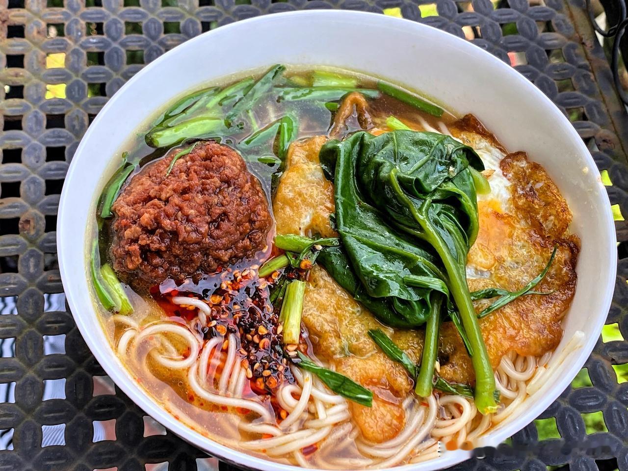 分享一张你今天吃过的面食打卡今天的午餐，吃汤面和大肉包子，我把狮子头和煎蛋放在汤