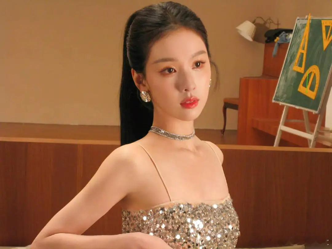 陈都灵大光明高马尾很适合啊，瓜子脸型加完美脑壳，有刘海我反而觉得压她颜值