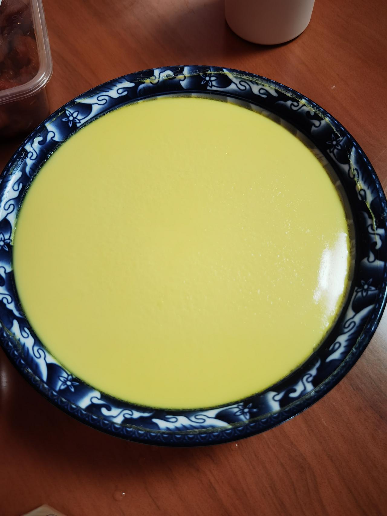 微波炉蒸鸡蛋羹总是不那么完美，有一次居然“飞了”的样子。这一次在锅里蒸的鸡蛋