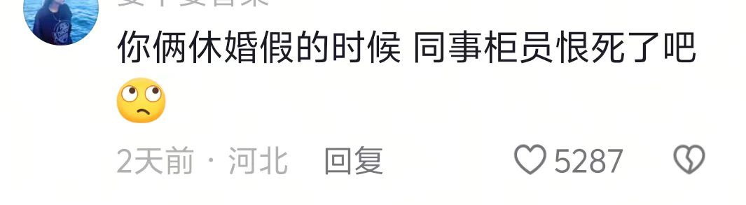 一洗衣服晾衣架上是一排蓝衬衫🤣