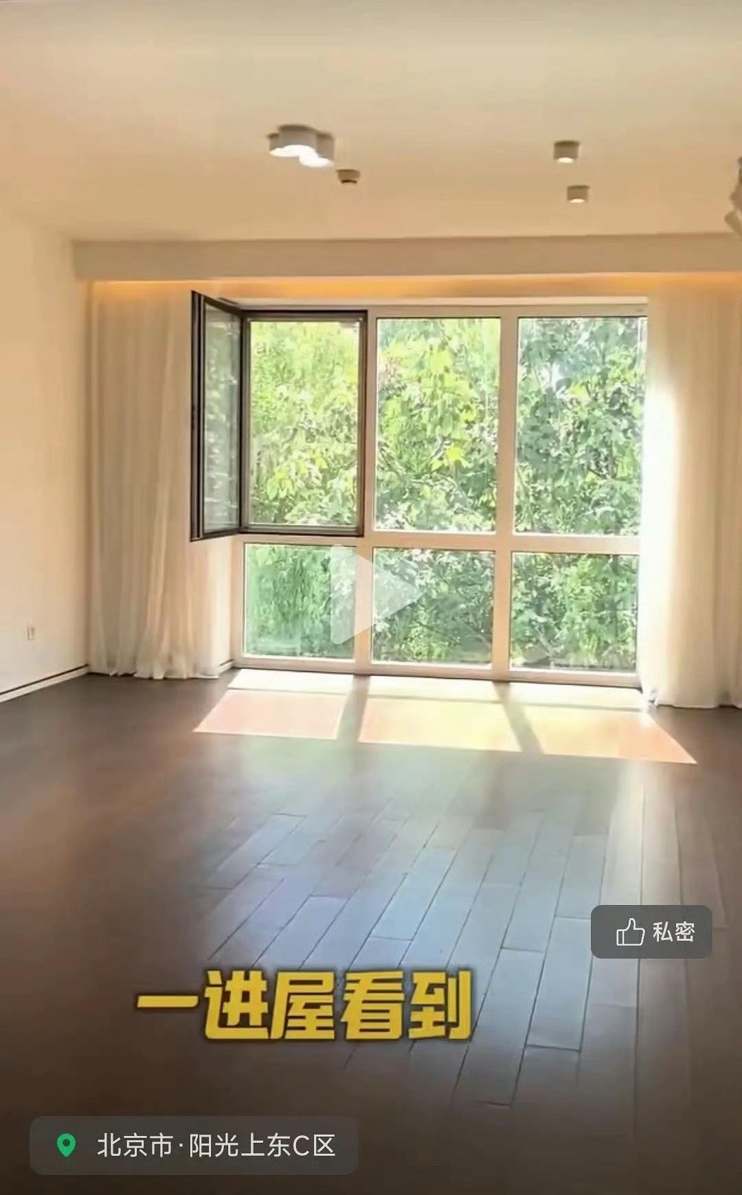 9月11日有网友发出同户型房子，窗户太矮了吧，这样设计很危险。因为如果是一个还孩