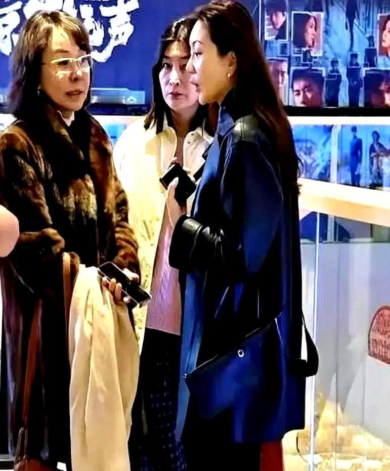 75岁张艺谋佝偻着背，在超市拎菜那一刻，我才看懂陈婷。他把菜塞进袋子，背影