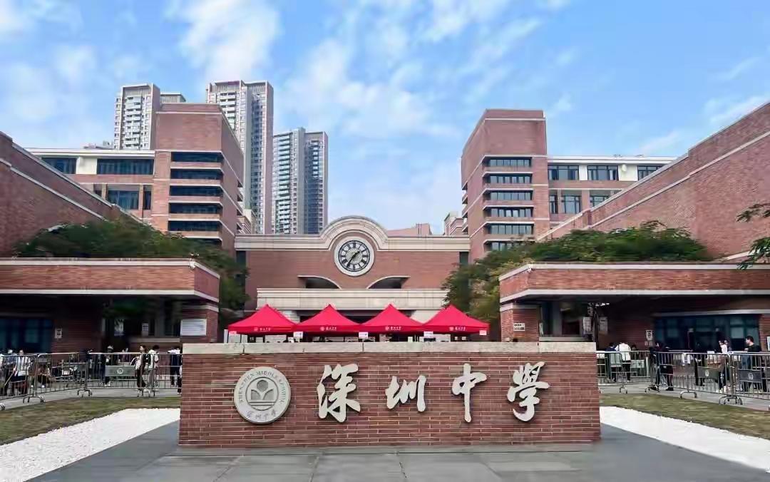 最近看到一篇热文，讲深圳中学“大学化”——4点放学、随便染发、带手机、玩社团，重