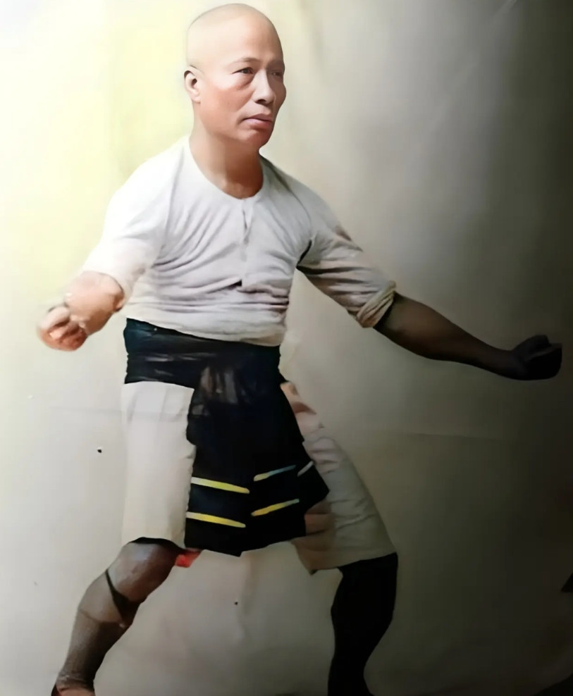这是黄飞鸿门下最有实力的弟子林世荣（猪肉荣）传授洪家铁线拳。林世荣曾将黄飞鸿所传