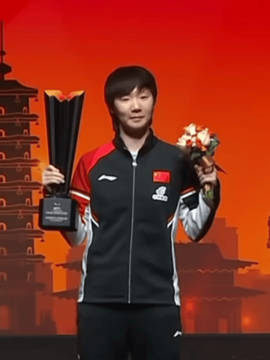 曼昱终于开心了！WTT香港年终总决赛，成功卫冕女单冠军的王曼昱颁奖仪式上终于露出