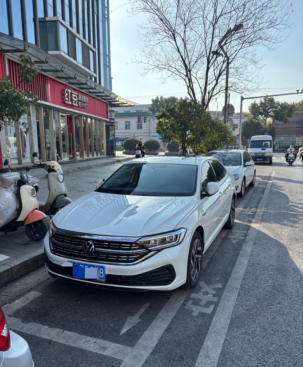 最近想换车，纠结大众的速腾前阵子在小区门口遇见邻居开着速腾送孩子，我问他这车咋