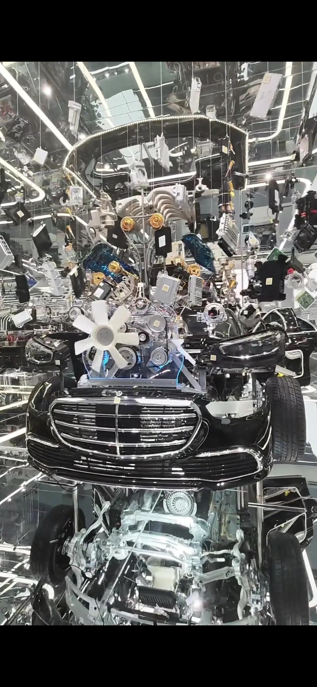 奔驰和小米一对比，就知道为什么大家都在造电车了。图一是奔驰的S级，当整辆汽车