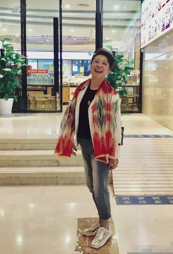 现实生活中的王馥荔挺美的，皮肤白皙，气质佳，即使身材有微微地变形了，但也不影响她