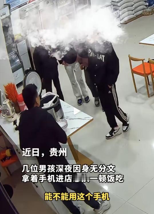 “这个老板真好！”一家猪脚饭店里，老板正准备打烊，这时，5个十六七岁，染着黄毛，