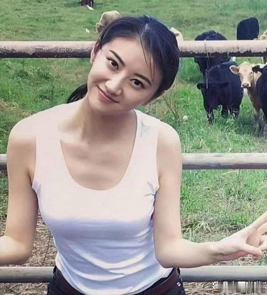 上学时期的景甜样貌出众，早就成了不少人心中的白月光。
