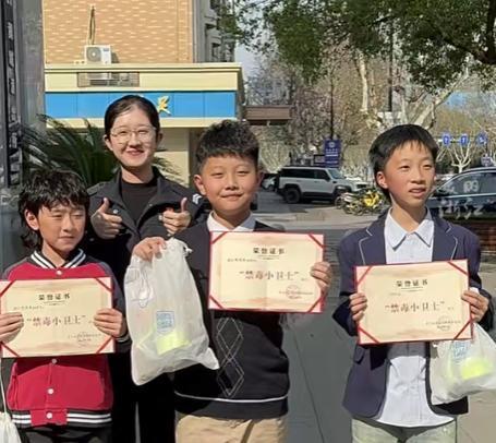 2025年，浙江3个小孩在酒吧后巷玩时，意外发现几包不明白色粉末，怀疑和毒品有关