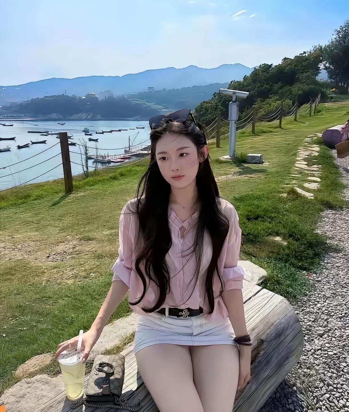 看起来特别舒服的那个女孩。