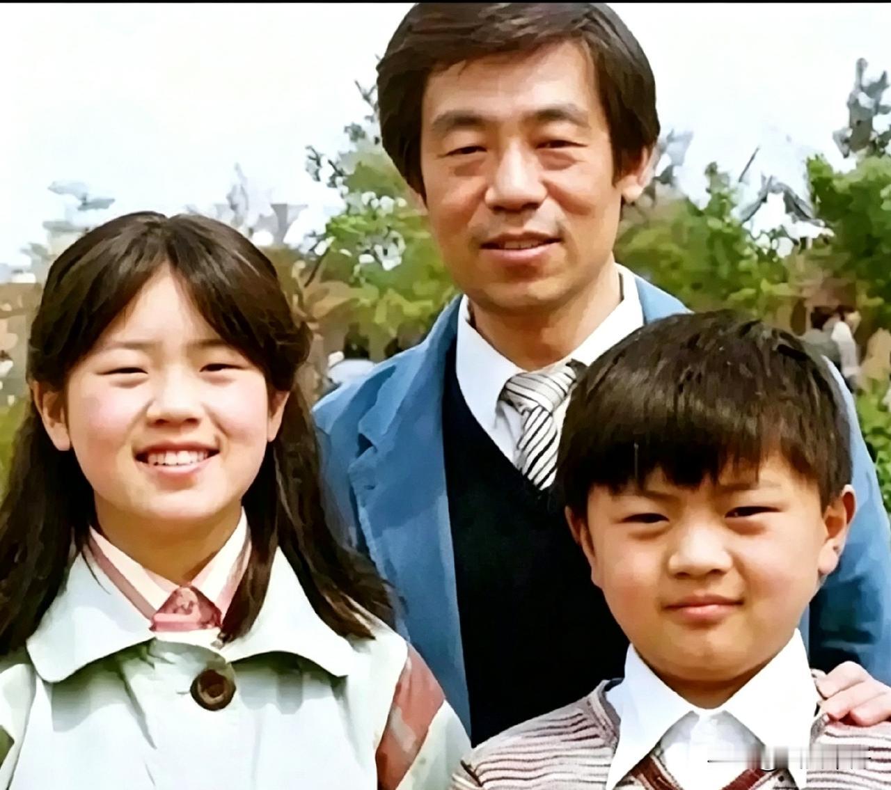 这张八十年代的老照片，是演员高明和闺女高恬、小子高亮的合影。可惜啊，儿子高亮年纪