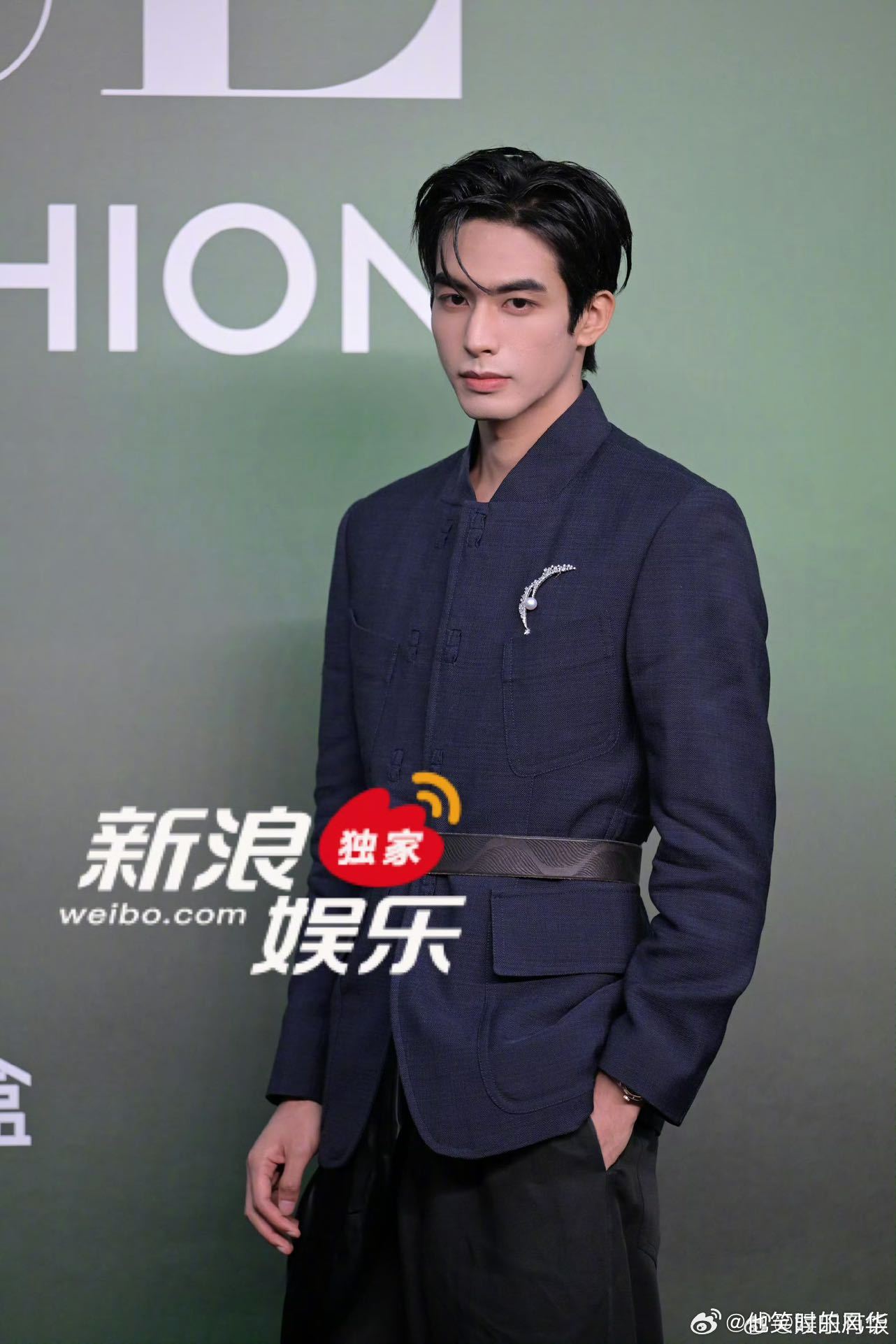 宋威龙是拿了黄子韬的捧花吗谁说帅哥红毯没看头!宋威龙拿疑似黄子韬的捧花,配上他