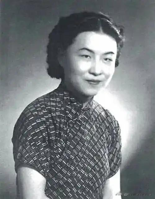 鲁迅《记念刘和珍君》里面有个学校领导，派遣男女打手，把学生强行拖出学校。看到这我