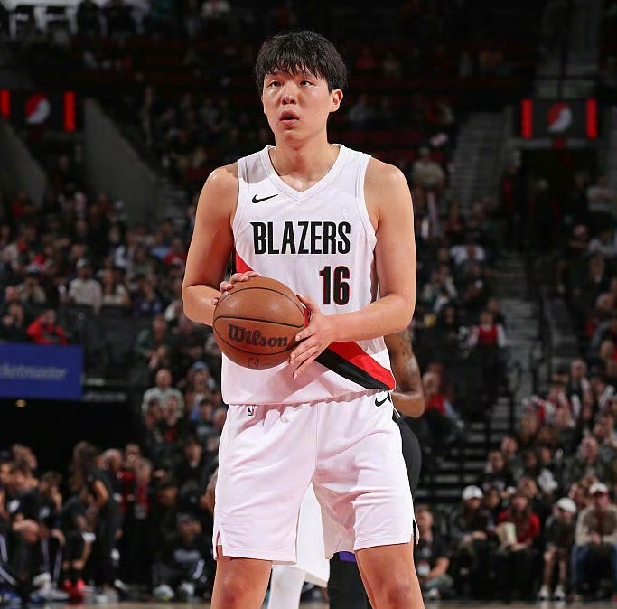 杨瀚森￼今天打了17分钟，投篮8中5，三分3中2，罚球4中4，拿下全队第三高的1