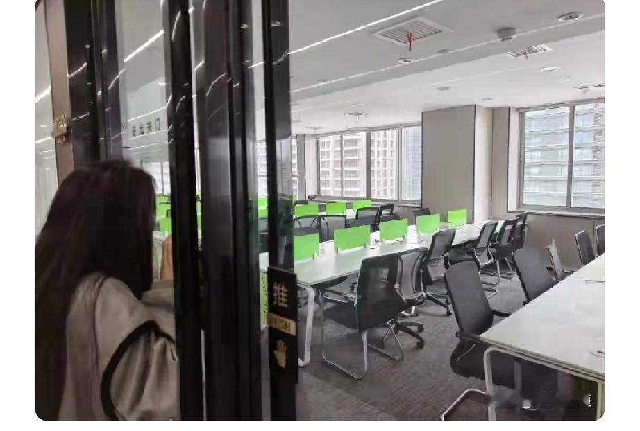 陕西西安，女子半夜突然接到通知:公司无限期放假。她不信，第二天照常去上班，不料，