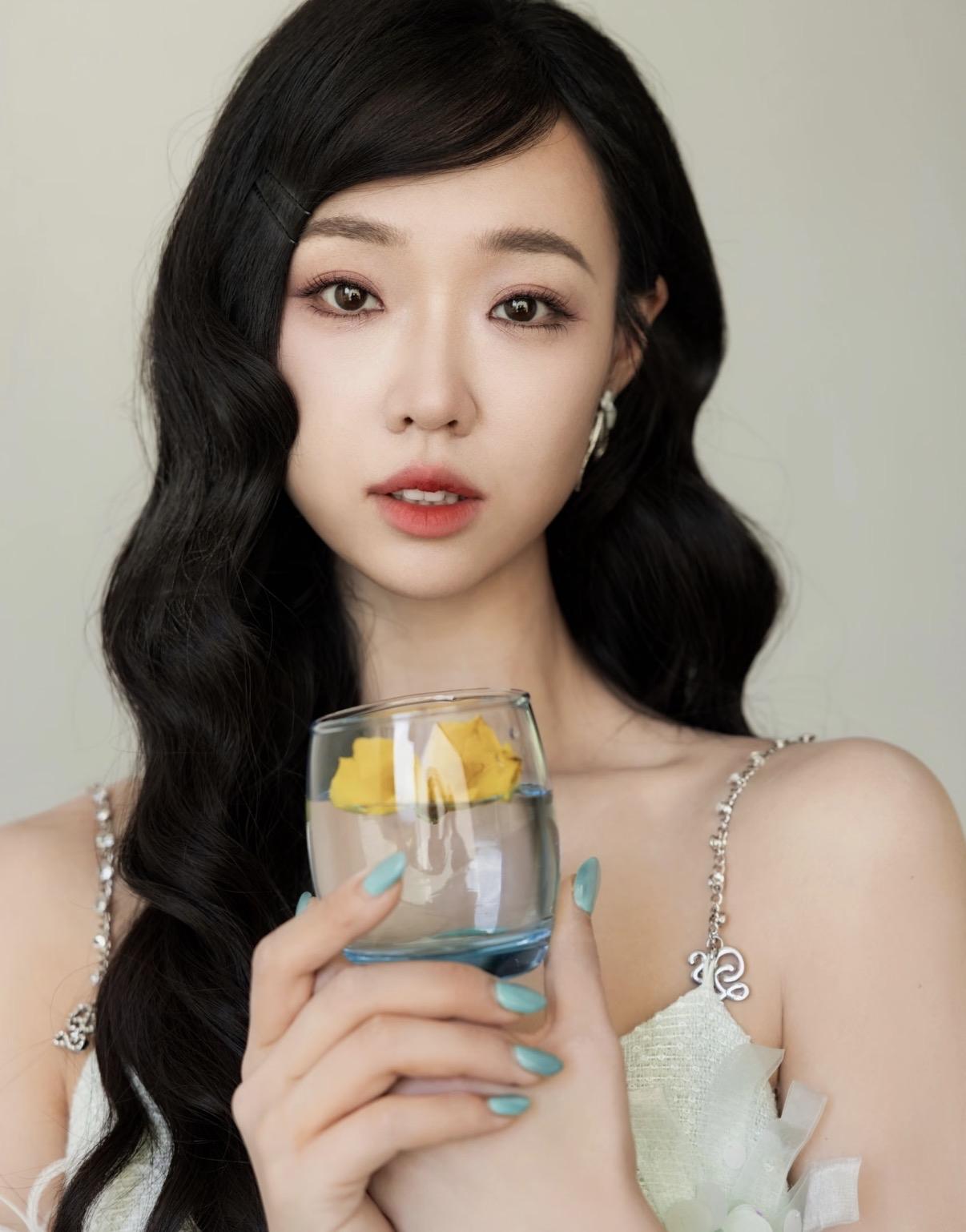 杨天真说的没错，有些人不红是有原因的，看看管乐，去相亲的时候送给相亲对象