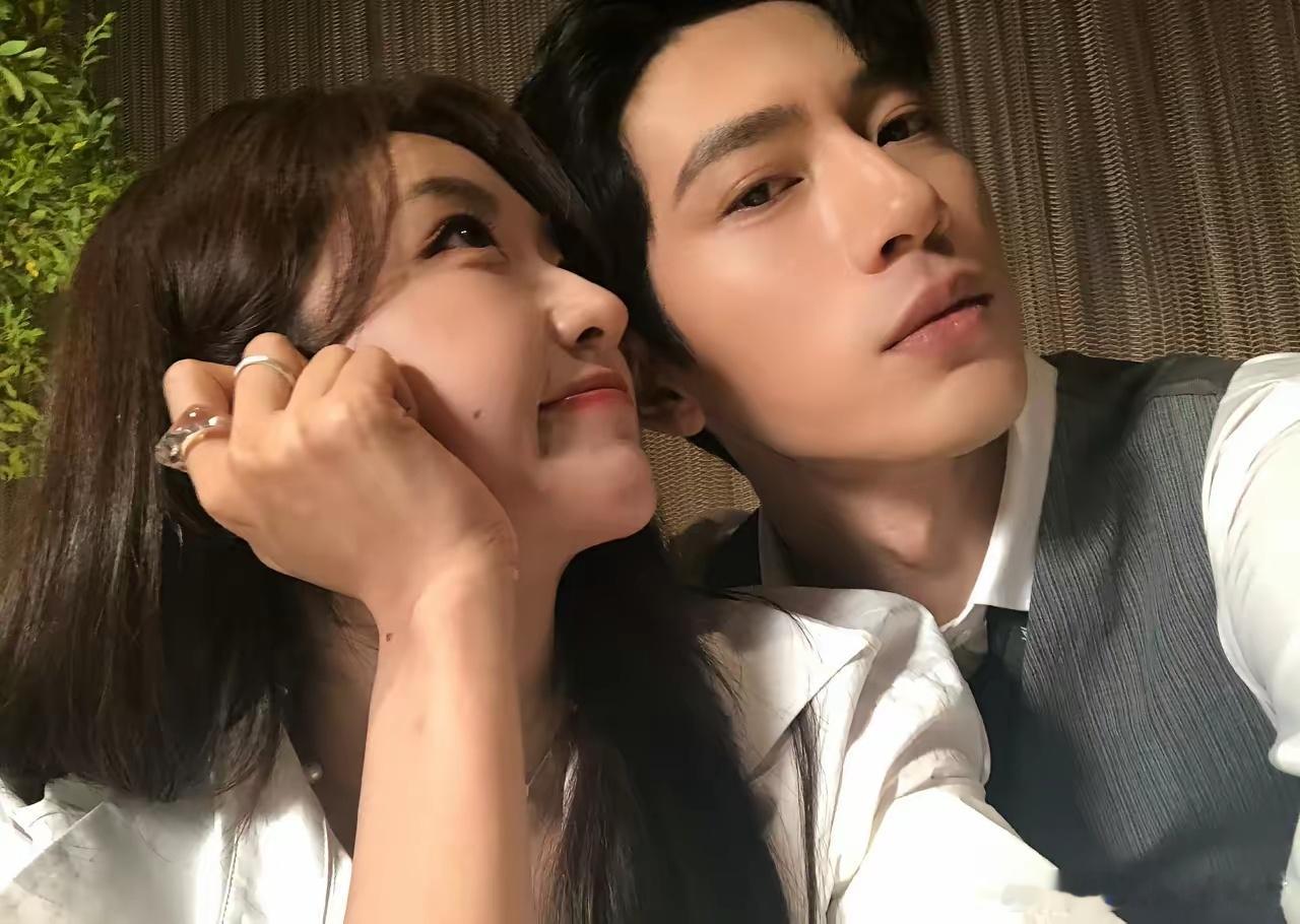 我是不是太保守了，真有点看不懂现在的剧宣了，更何况井柏然是有女朋友的人啊，就这样