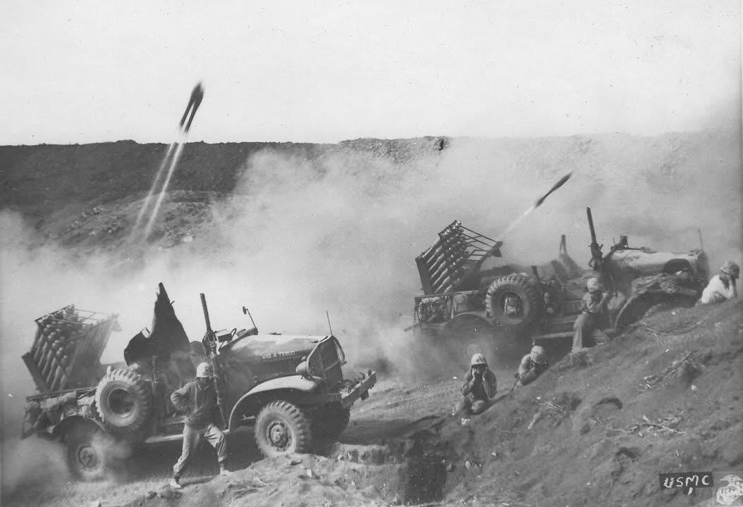 1945年硫磺岛战役期间，美军真实作战场景！图一：美军正在使用4.5英寸海滩