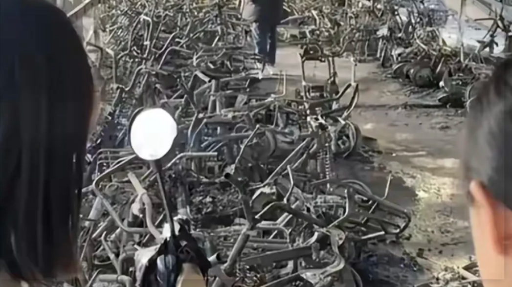 太原市景泰花苑小区集体破防了他们怎么也没料到，刚下班停好的电瓶车，转眼间成了