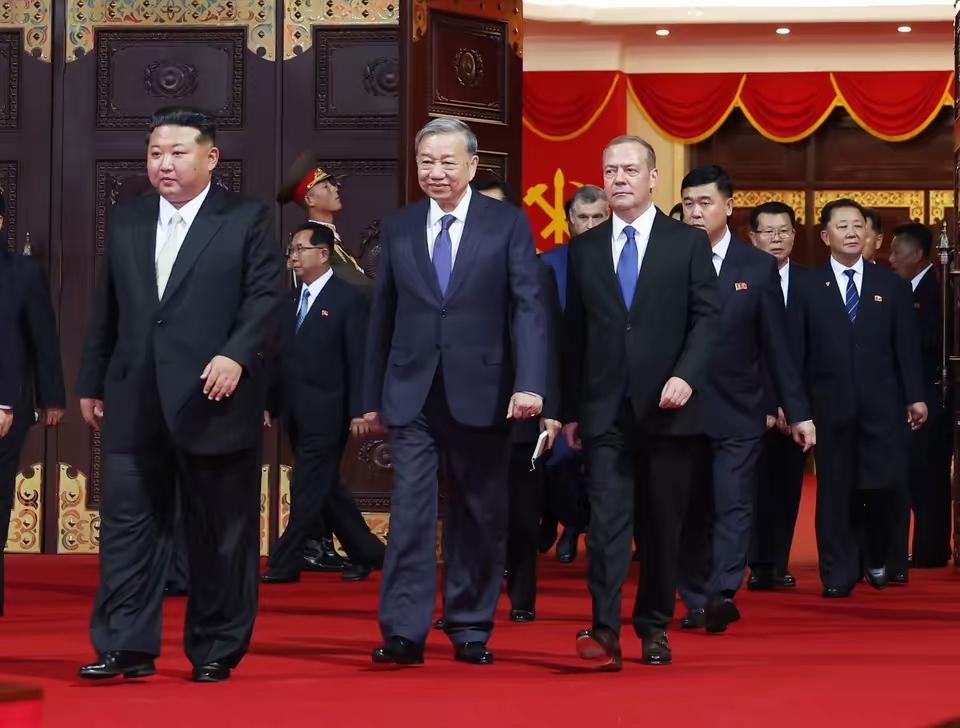 越共中央总书记苏林就是牛，在朝鲜被安排到C位！