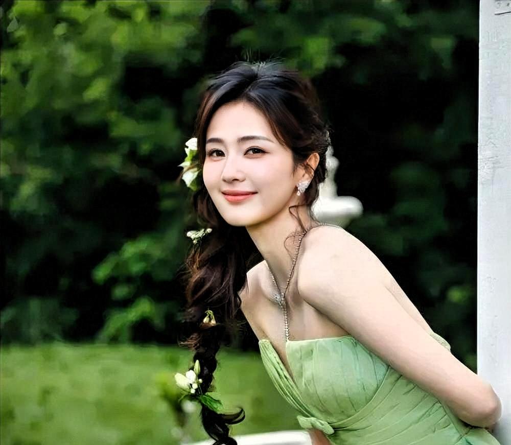 白鹿把蒙淇淇告了。不是发律师函吓唬人，是直接走了法院立案程序。九个人，六条诽谤指