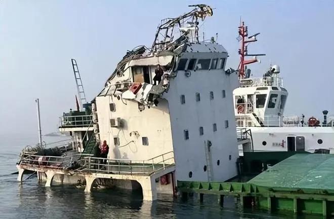 11月9日凌晨5点左右，山东威海成山头东边3.5海里的海上，一艘上海来的商船和一