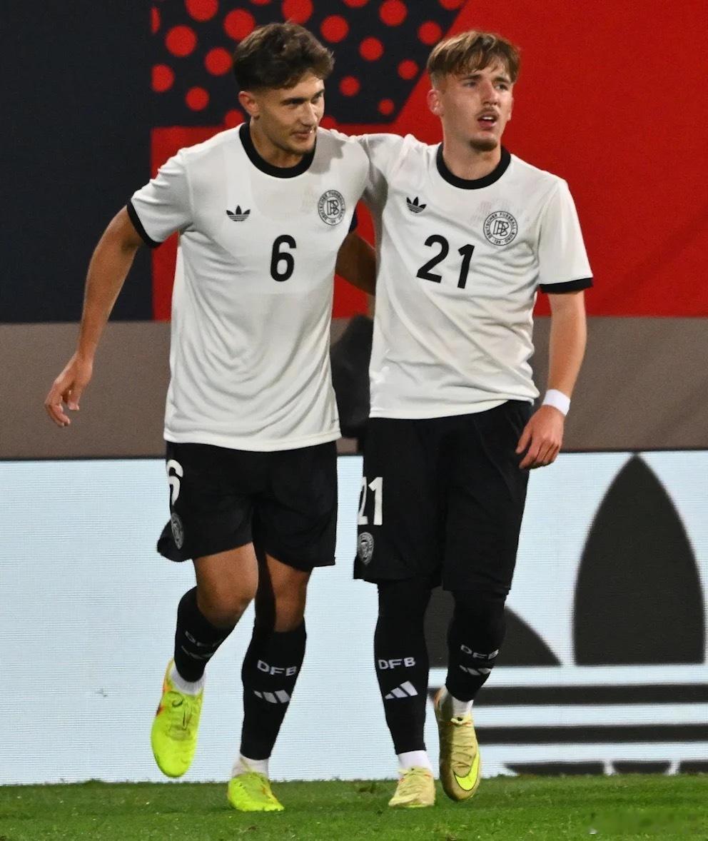 尽管在球场上，拜仁新星卡尔来到U21表现出色，和马耳他比赛上半时触球最多，全场攻