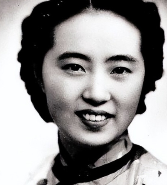1967年，王右家在医院孤独离世，遗体无人认领。就在护士一筹莫展时，她的朋友突然