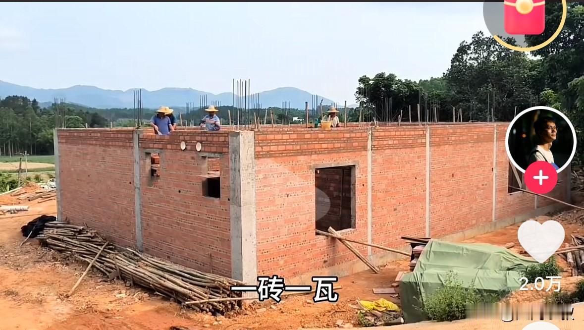 这是唐尚珺给家里盖的房子，盖起来起码40万打底吧。唐尚珺还在读大学，但是说话