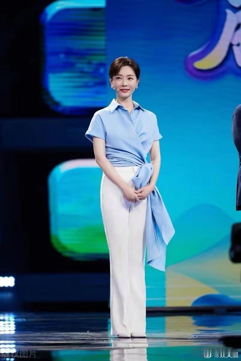 陈数的气质真的封神了！优雅又大气，自带强大气场，放眼望去真没谁能比得过～