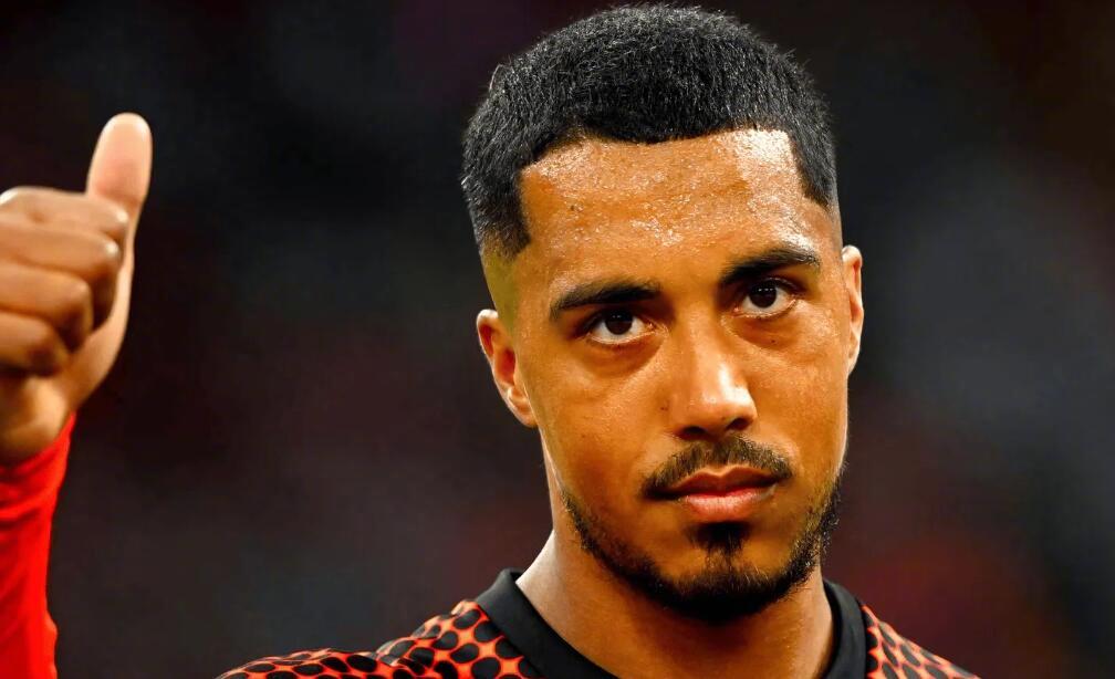 曼联在季前热身赛中1-1战平巴黎圣日耳曼，今夏加盟球队的蒂勒曼斯替补登...