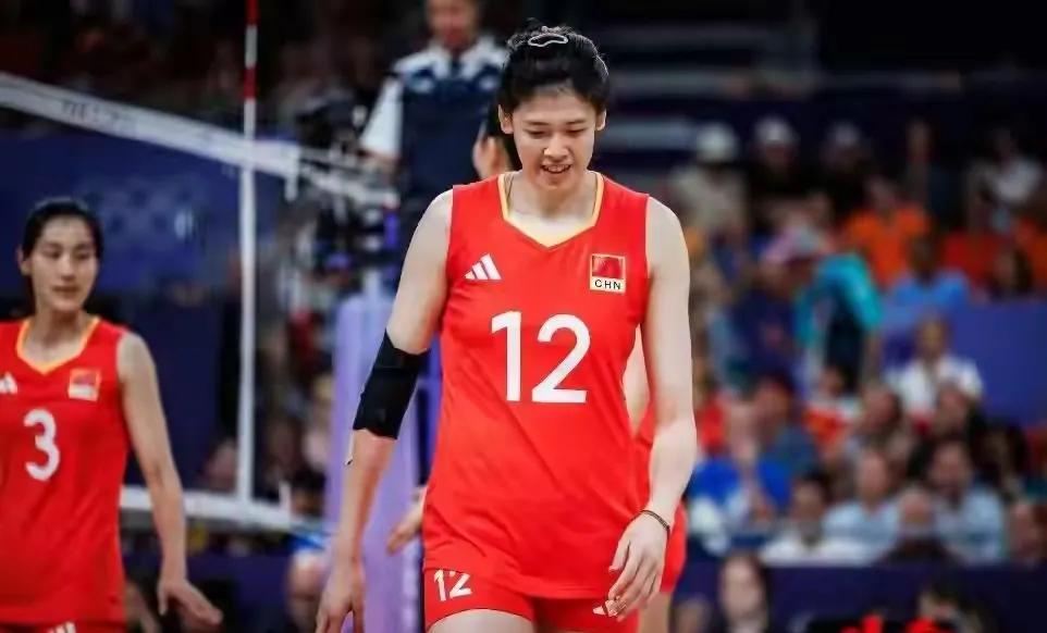 核心之争！吴梦洁、李盈莹谁为大主攻？后者关键球霸气，经验丰富李盈莹大主攻，董禹含