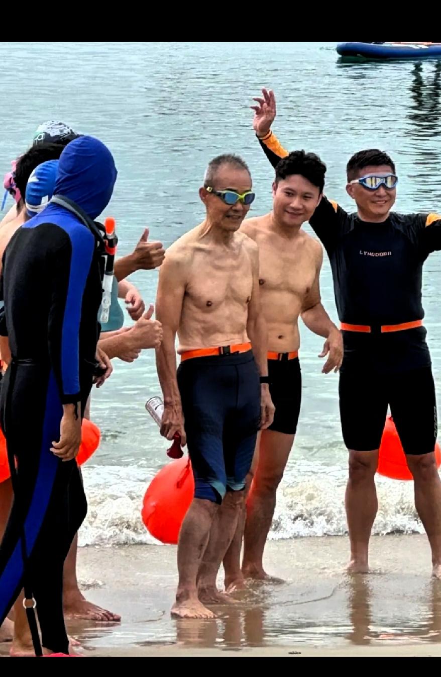 这股不服老的劲头真让人佩服！4月25日已经75岁的万科老总王石，在深圳大梅沙海