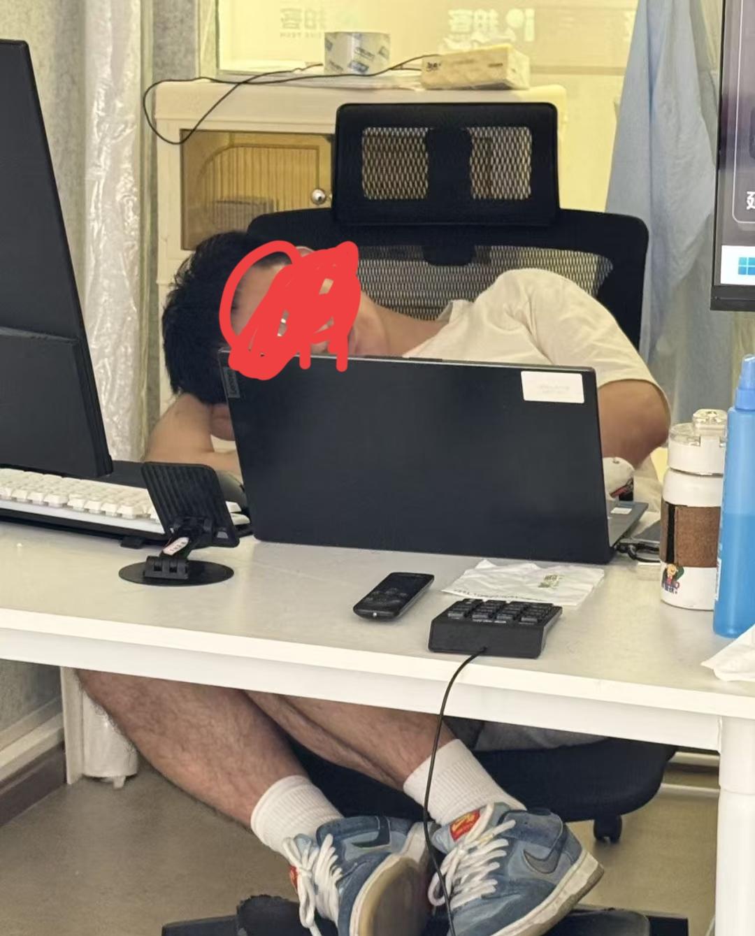 一个上夜班的员工实在太困了就找一个地方稍眯一下，正好让路过的保安逮住了，保安拿出