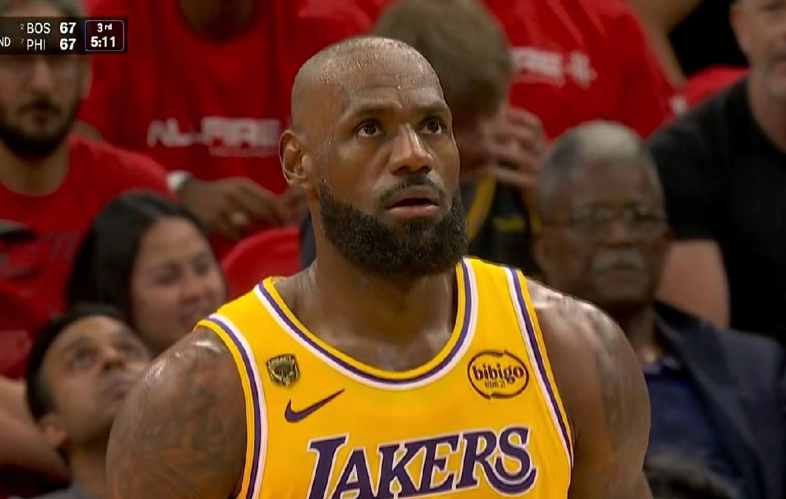 为老詹动容：真的累到吐血了！！！作为41岁的老将，不停的倒地拼抢球权，真的是