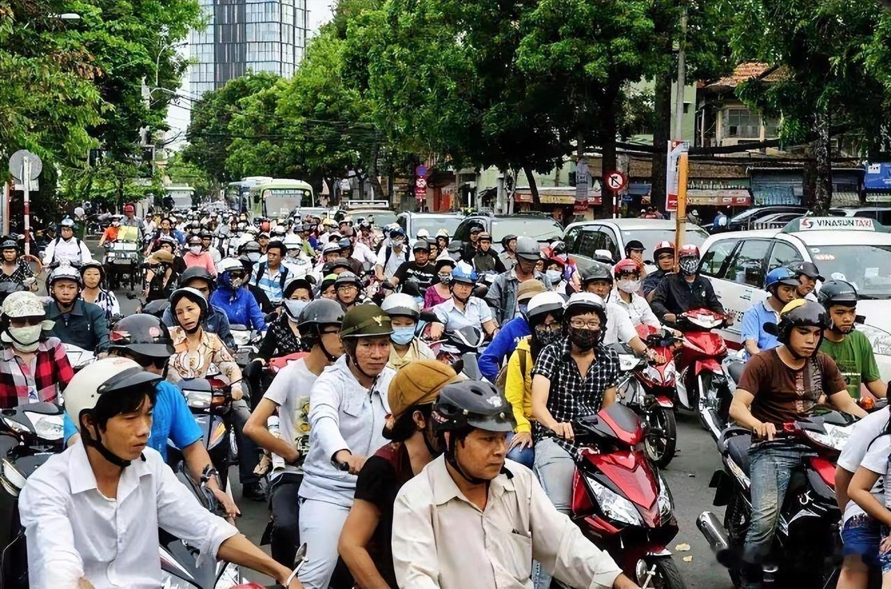 越南楼市虚火越烧越旺，河内深巷里一间仅20平方米、无法确保安全的无证房，被中介报