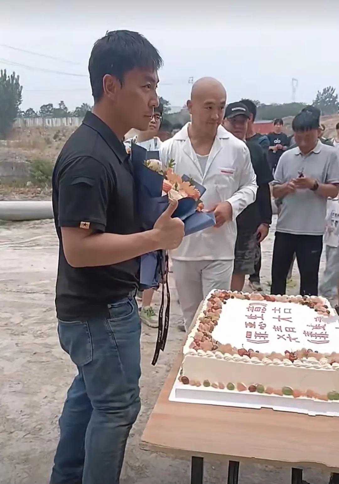 曾经功夫童星释小龙已经37岁了，近日，开拍新剧现身片场，感觉释小龙穿的十分普通，